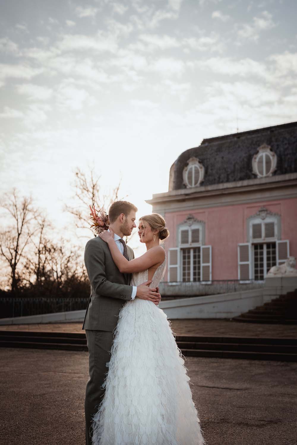 Brautpaar vor dem Schloss Benrath