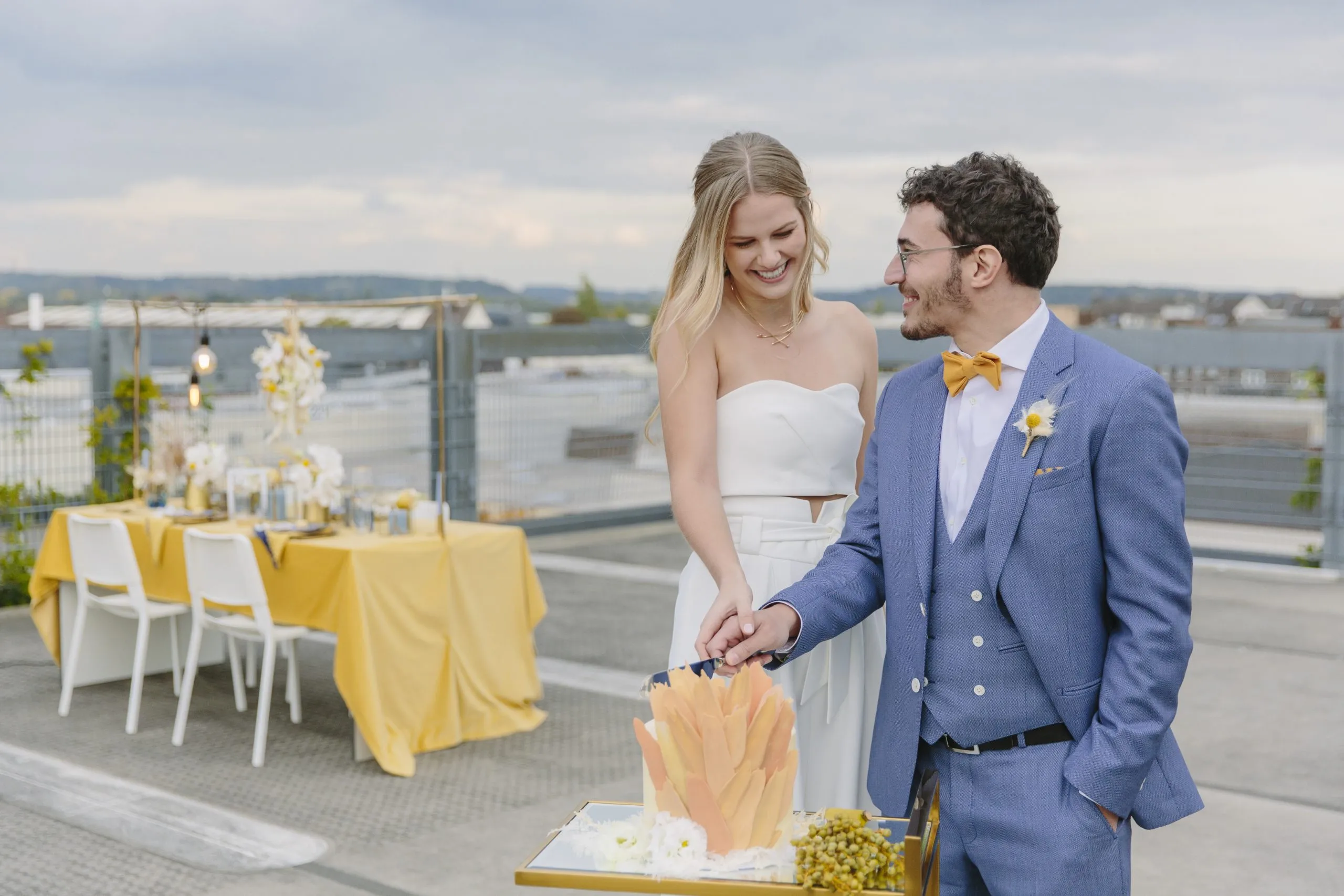 Unser Hochzeitspaar schneidet die Hochzeitstorte von SweetCup by Viktoria an.