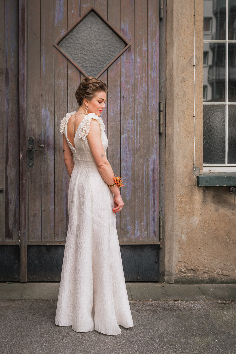 Bube Dame Herz Tiny Wedding im Kunstatelier-Brautkleid