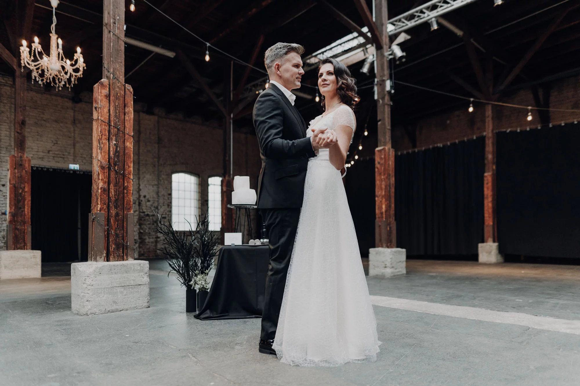 Bube Dame Herz: Blanc & Noire Styleshoot - Hochzeitspaar