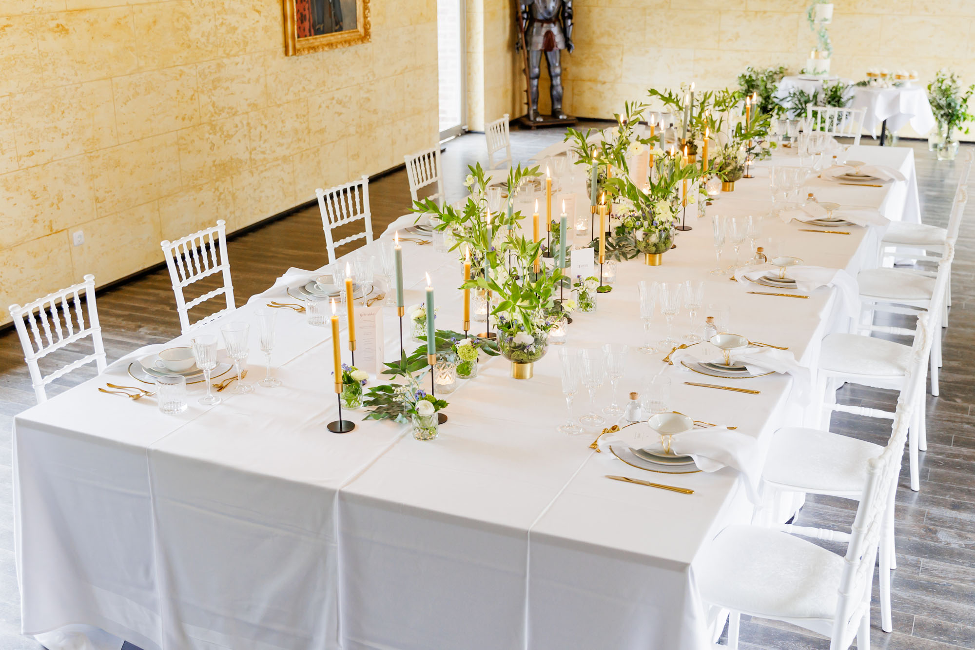 Eine wirklich jeden Gast beeindruckende Tischdekoration mit Blumenarrangements von dieblumenbinder. FOTO: Christian Clarke