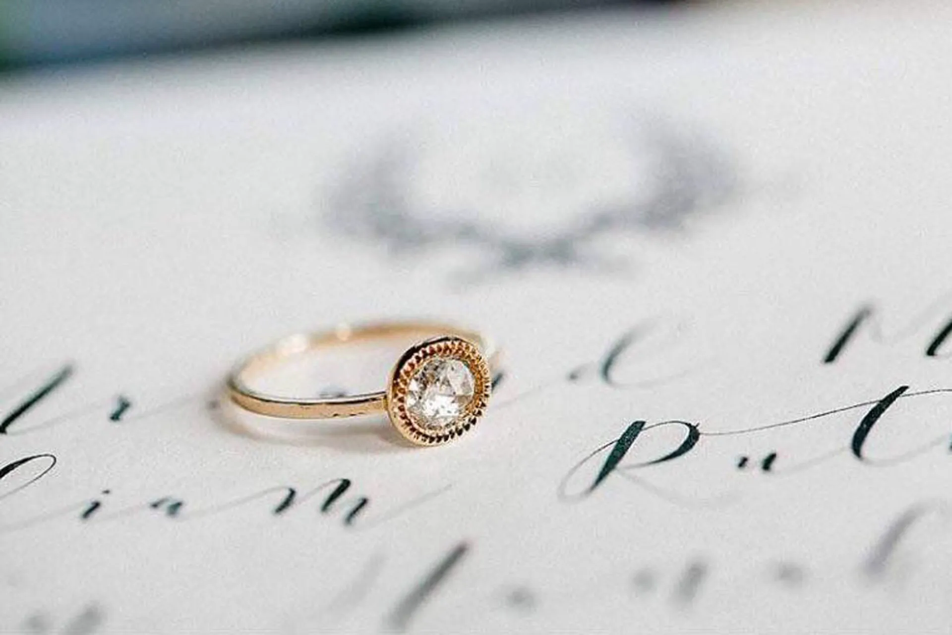 Verlobungsring aus Gold mit alter Diamantrose, Foto Vanlight Photographie
