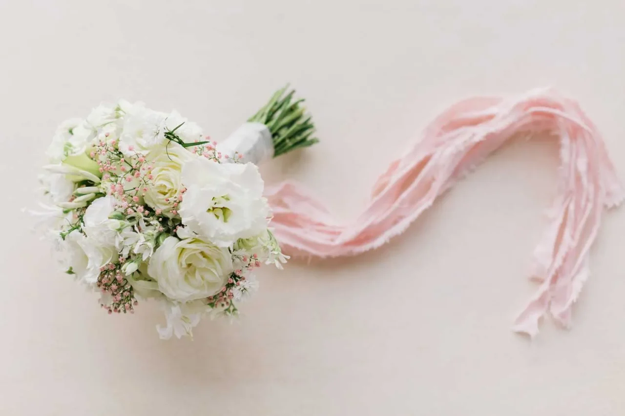 Brautstrauß in Weiß mit rosa Bändchen